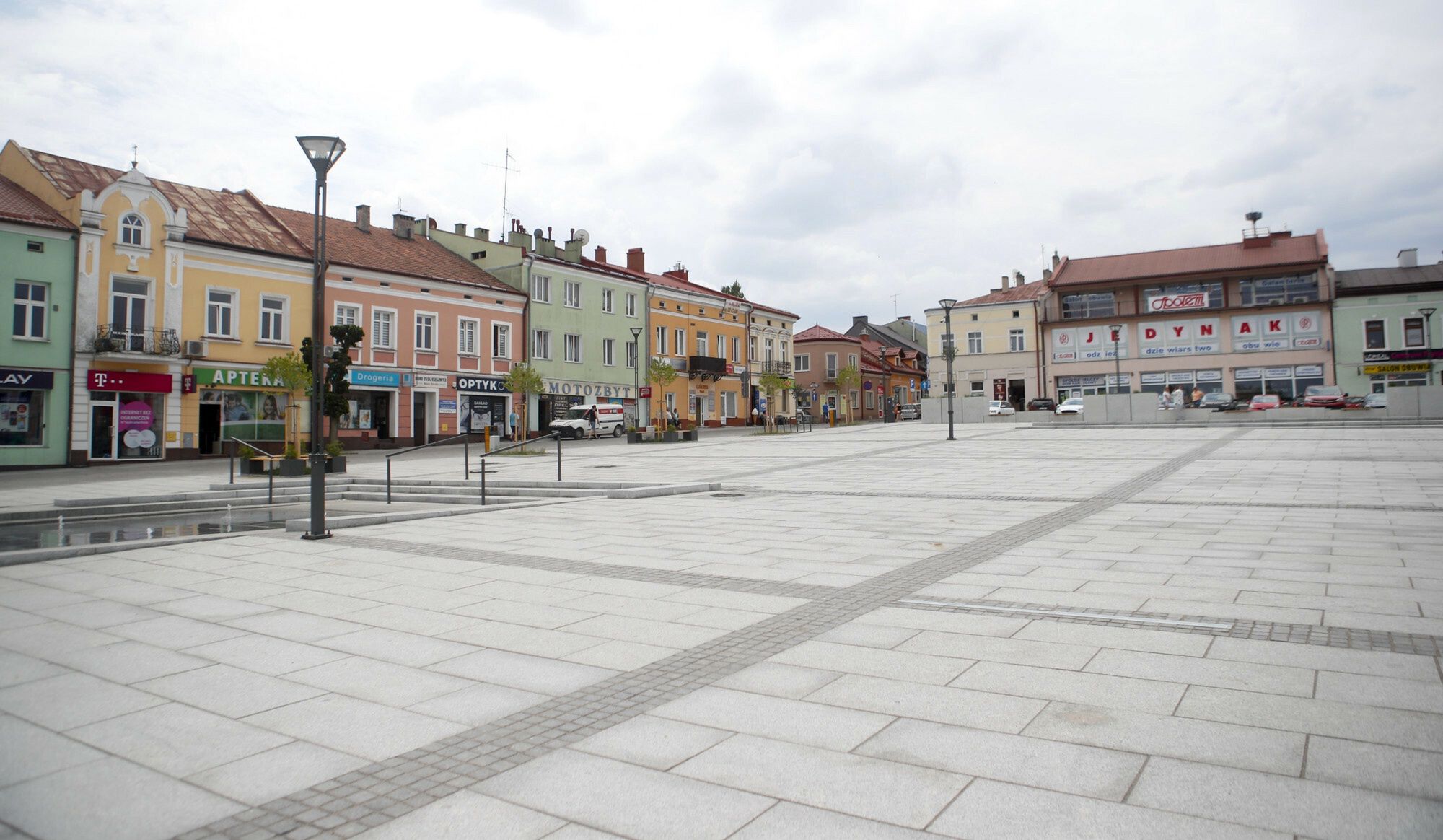 Rynek w Leżajsku po remoncie, w ramach którego usunięto z placu drzewa