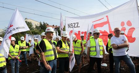 Gigant wypłacił zaległe pensje zwolnionym pracownikom. PKP Cargo mówi, co dalej