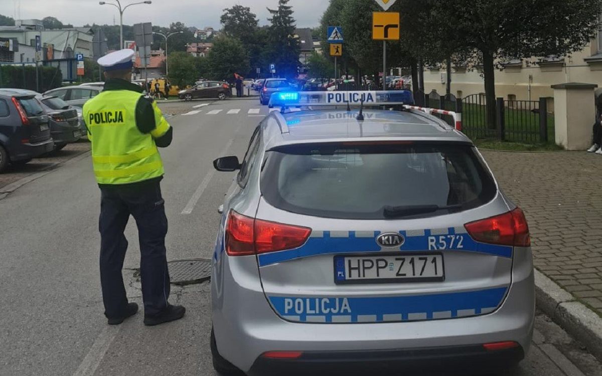 Zajechał BMW pod szkołę. Wydmuchał 2 promile