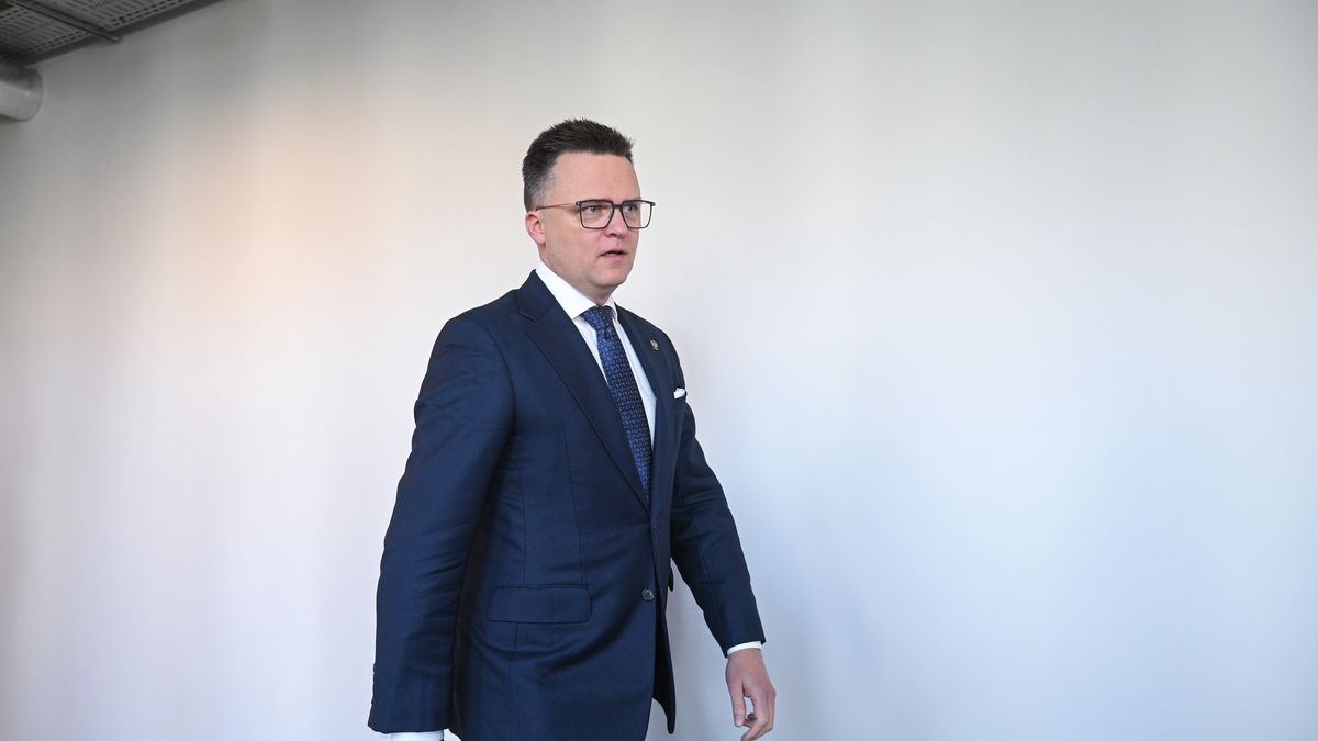 Warszawa, 27.09.2025. Marszałek Sejmu, przewodniczący partii Polska 2050 Szymon Hołownia w drodze na konferencję prasową w ADN Centrum Konferencyjnym w Warszawie, 27 bm. Konferencja dotyczyła Rady Krajowej Polski 2050. (ad) PAP/Marcin Obara