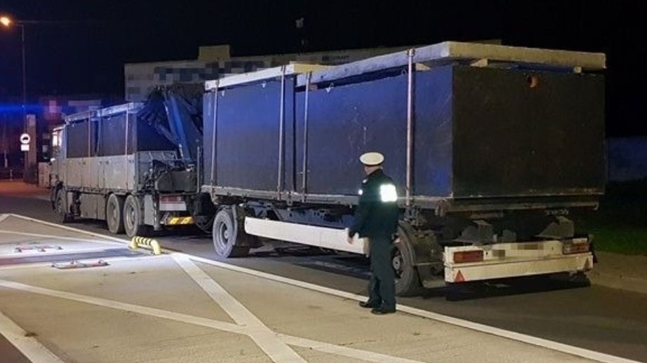 Po cztery szamba z betonu na zestawie. Pojazdy ważyły o ponad 10 ton za dużo.