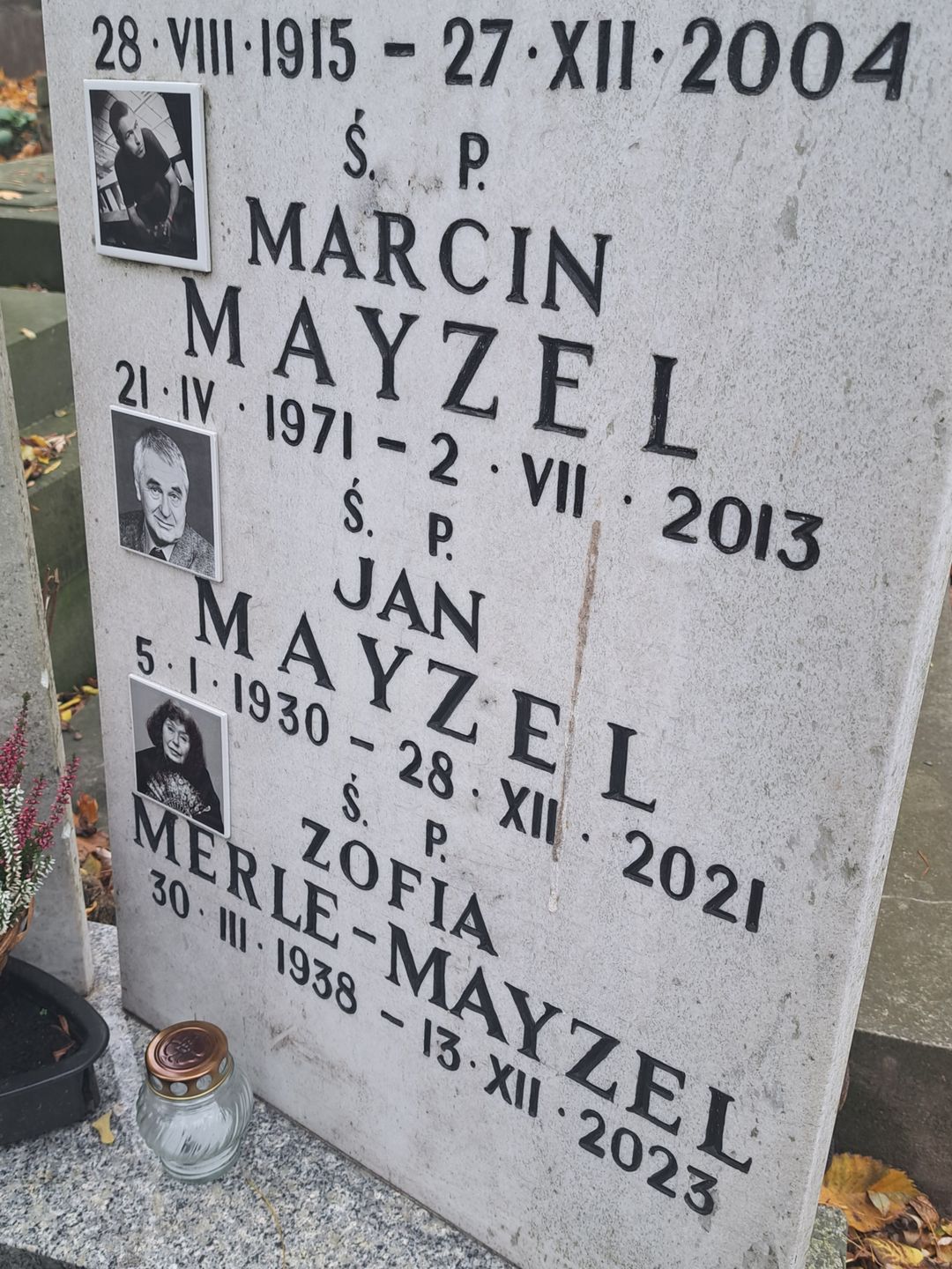 Zawarto na nim napisy informujące o miejscu spoczynku aktorki.