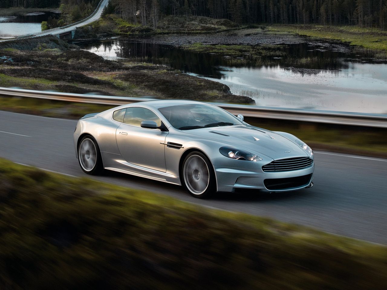 Dalej mamy samochód Jamesa Bonda. Aston Martin DBS, bo o nim mowa, dysponuje potężnym V12 o pojemności 5,9 l. 517 KM generowane przez tę wolnossącą bestię rozpędzają ją do 100 km/h w 4,3 s.