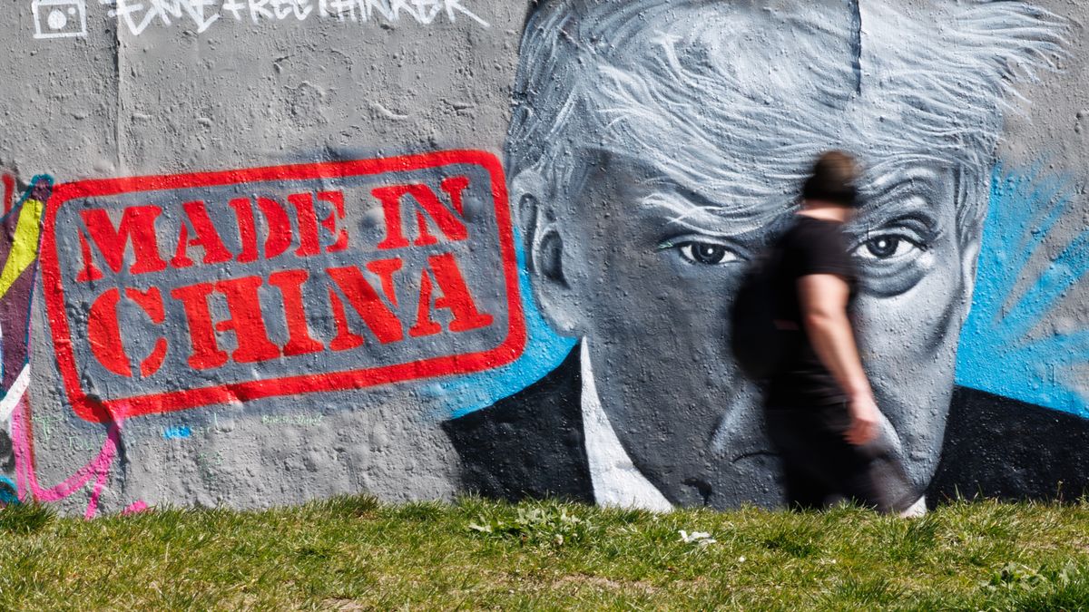 Donald Trump graffitti in Berlin
epa12060349 A passer-by walks in front of a graffito of Berlin-based artist Eme Freethinker that shows US President Donald J. Trump next to the writing 'Made in China' at the Mauerpark in Berlin, Germany, 28 April 2025. The United States of America and China are in a fight about tariff policies.  EPA/CLEMENS BILAN 
Dostawca: PAP/EPA.
CLEMENS BILAN
mural, wall, china, usa, trump, graffiti