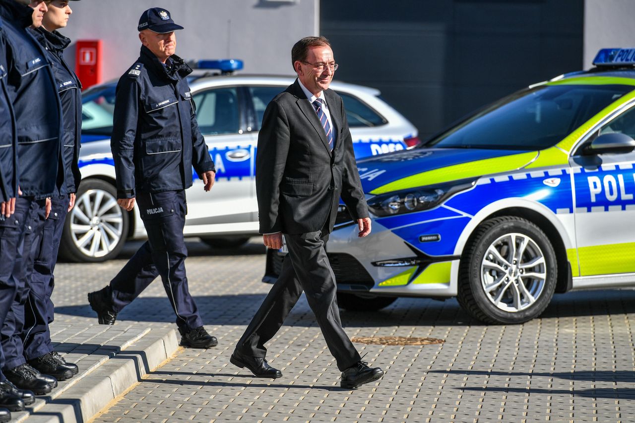 Minister spraw wewnętrznych i administracji Mariusz Kamiński i komendant główny policji Jarosław Szymczyki otwierają nowy posterunek policji w Tubądzinie