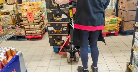 Pokazał nagranie z Biedronki. Palety i kartony wyszły na pierwszy plan