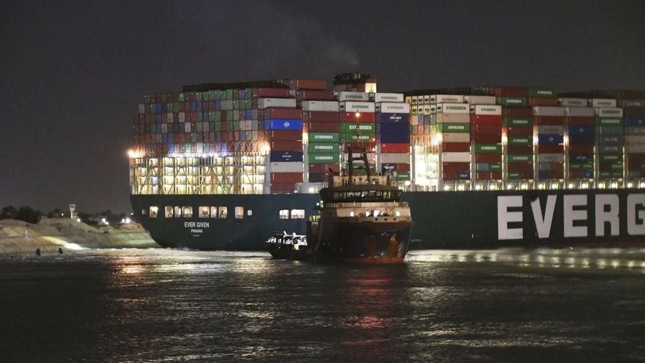 Egipt. Kolejne próby odblokowania Kanału Sueskiego. Pomóc może pełnia Księżyca