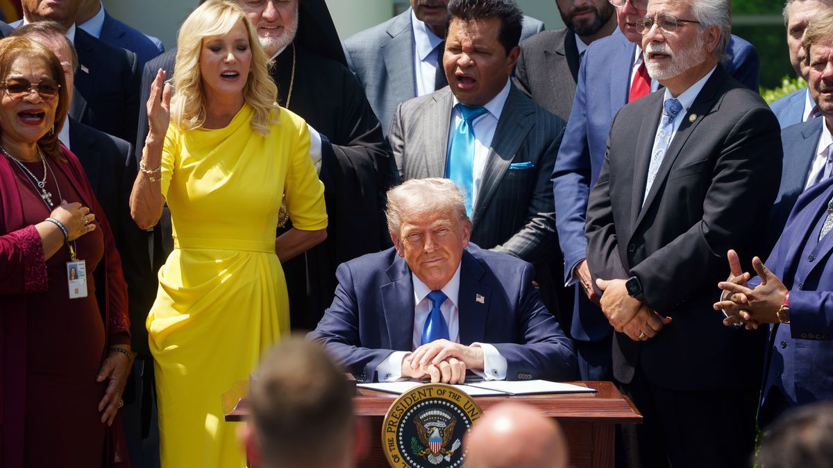 US President Donald Trump attends the National Day of Prayer Event in the Rose Garden of the White House in Washington, DC, USA, 01 May 2025. EPA/WILL OLIVER Dostawca: PAP/EPA.