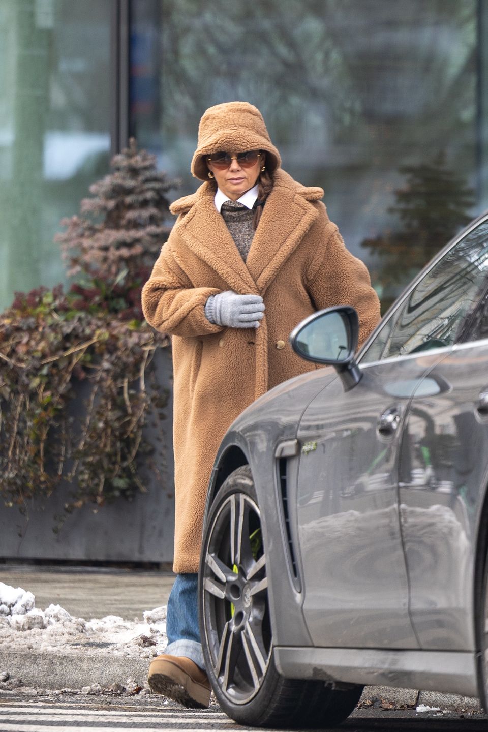 Kinga Rusin opuszcza ulubioną restaurację i ładuje się do porsch