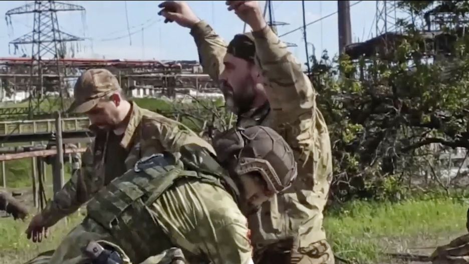 Wojna w Ukrainie - ewakuacja żołnierzy z Azowstalu