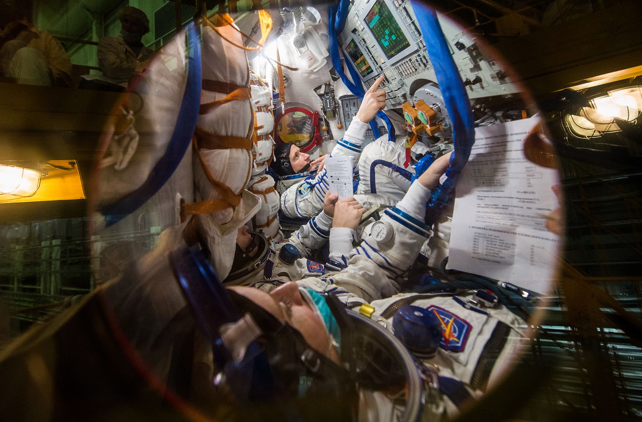 Astronauci NASA i Roscosmos. Ostatnie ćwiczenia przed "Ekspedycją 64" 1