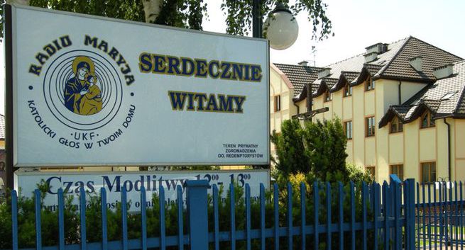 Spada słuchalność RMF FM - Radio ZET i VOX FM z największymi wzrostami. Radio Maryja wyprzedziło Trójkę