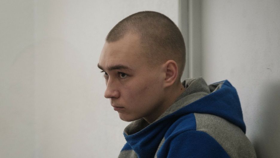 Proces rosyjskiego ?o?nierza w KijowieRussian Sergeant Vadim Shishimarin sits in the defendant's box during his trial on charges of war crimes for having killed a civilian at the Court of Appeal in Kyiv, on May 20, 2022. - The lawyer for the first Russian soldier on trial in Ukraine said in closing arguments Friday that his client was "not guilty" of premeditated murder and war crimes. The Russian serviceman, 21-year-old Vadim Shishimarin has admitted in court in the capital Kyiv to killing a 62-year-old civilian in the early stages of Moscow's invasion of Ukraine. (Photo by Yasuyoshi CHIBA / AFP)YASUYOSHI CHIBA