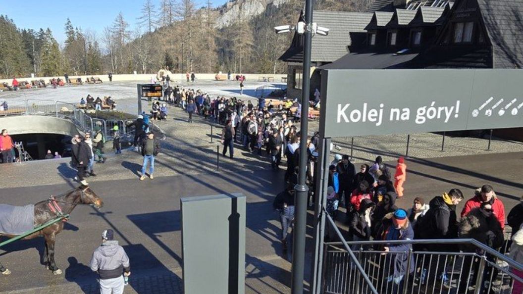 Tłumy turystów w Kuźnicach