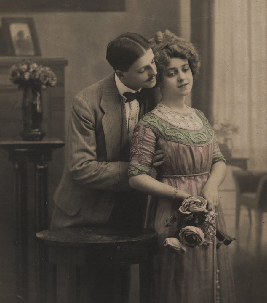 Pocztówka z lat 1910-1930. Kobieta nie wygląda na jakoś szczególnie zadowoloną z otrzymanych kwiatów 