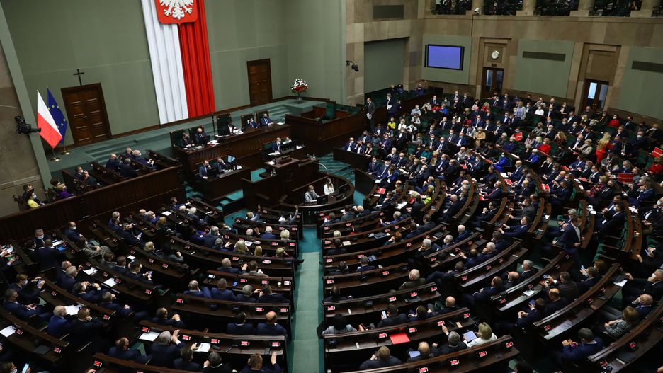 Warszawa, 14.12.2021. Posłowie na sali obrad Sejmu w Warszawie, 14 bm. Rozpoczęło się 44. posiedzenie Sejmu IX kadencji. (kf) PAP/Rafał Guz