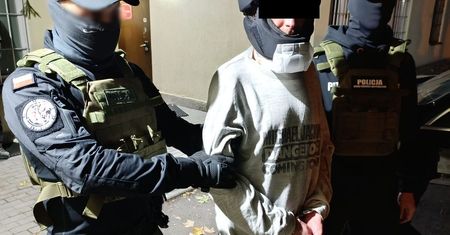 Zabił ojca i brata, uciekł ze szpitala. Prokuratura chce dożywocia