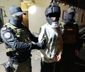 Zabił ojca i brata, uciekł ze szpitala. Prokuratura chce dożywocia