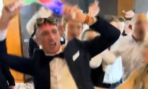 Wszyscy patrzą na dyrektora. Show na studniówce. Niesie się filmik