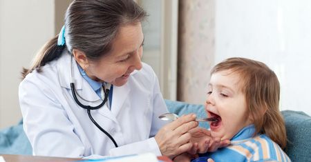Angina u dzieci. Objawy, leczenie i powikłania