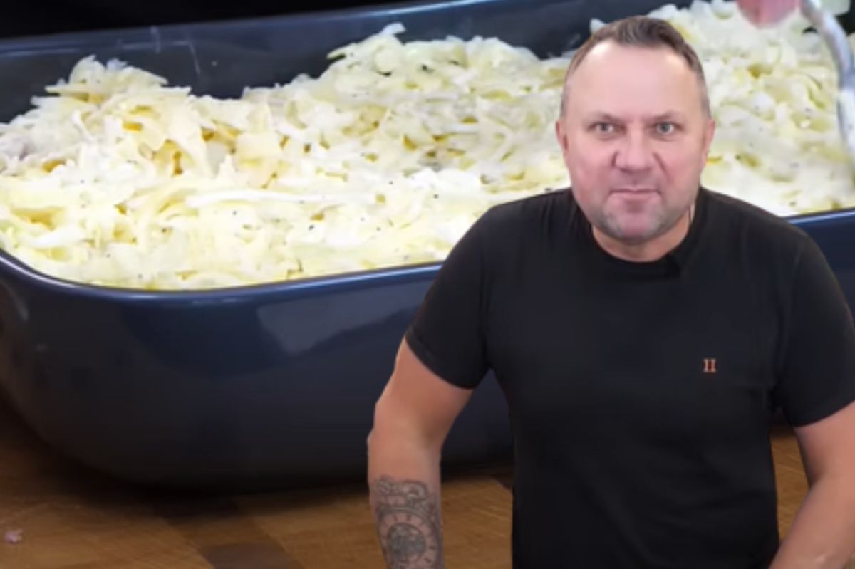 Tomasz Strzelczyk przekłada ziemniaki mięsem. W godzinę robi obiad na dwa dni