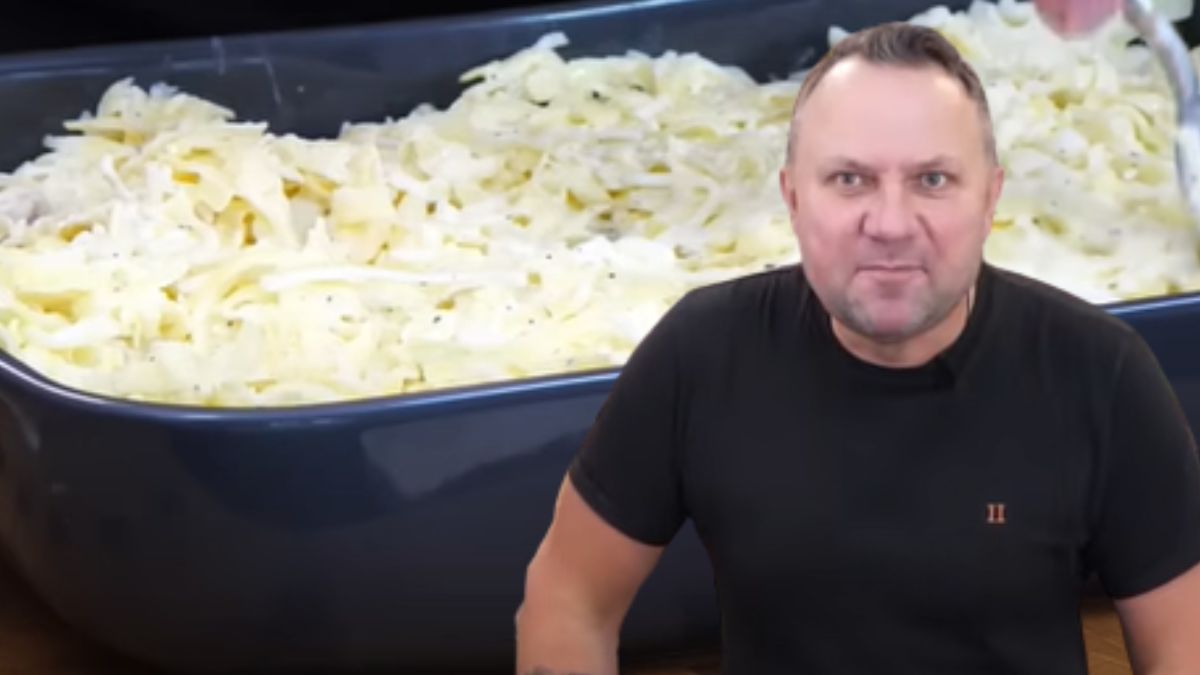 Tomasz Strzelczyk robi zapiekankę z ziemniaków i mięsa mielonego