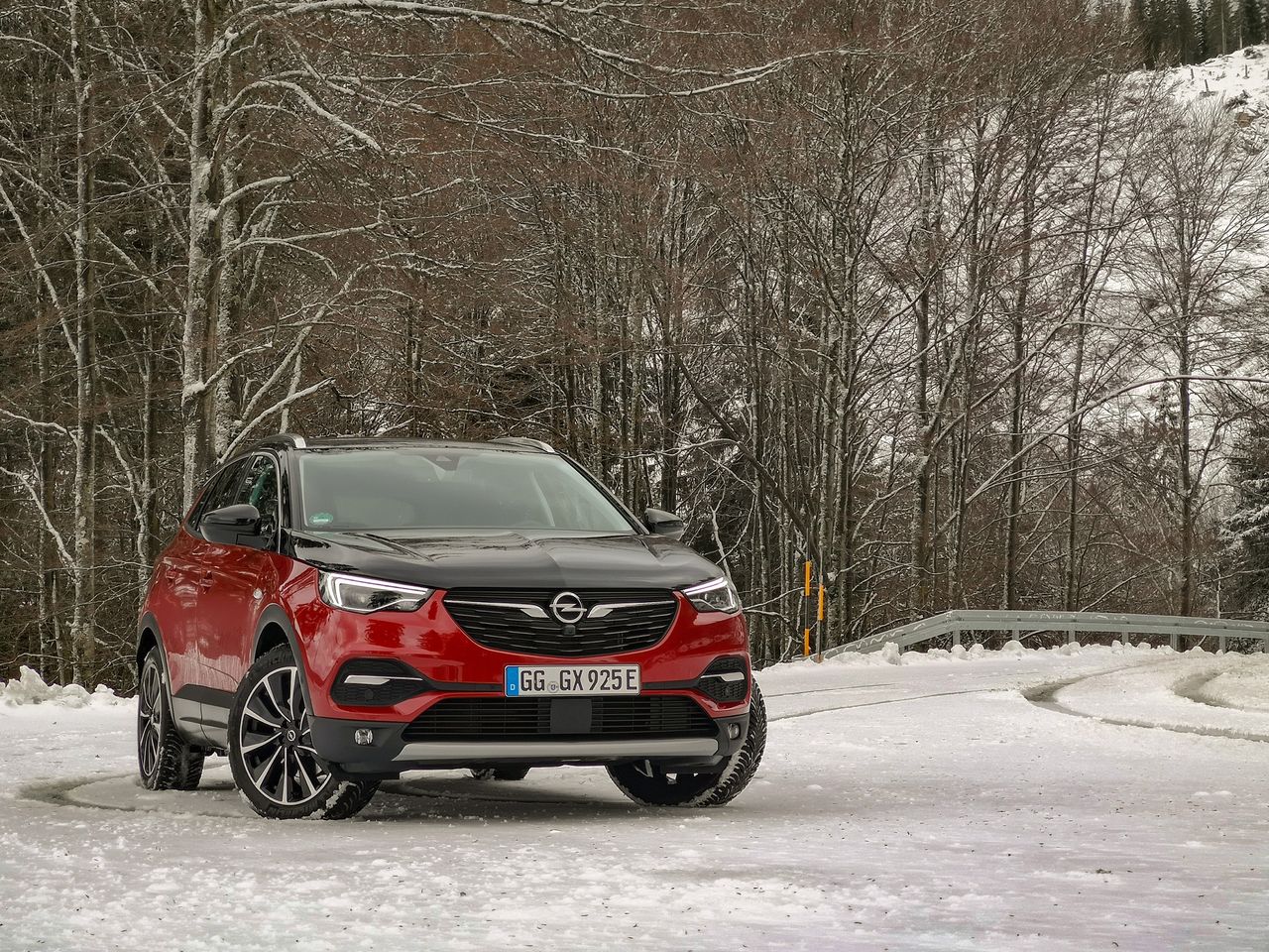 Opel Grandland X Hybrid4: napęd hybrydowy i systemy wspomagające