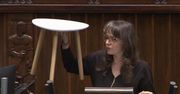 Posłanka KO weszła na mównicę z rekwizytem. Od razu wyjaśniła