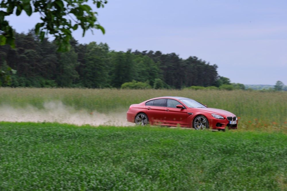 BMW serii 6 Gran Coupé to auto dla tych, którzy ciągle gdzieś się śpieszą. Potrafi skutecznie udawać komfortową limuzynę, ale po przełączeniu układów w tryb sportowy pokazuje naprawdę ostry pazur i wgniata w fotel. Niestety przejażdżka była krótka.