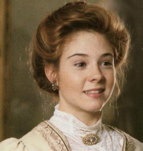 To ona 38 lat temu grała Anię z Zielonego Wzgórza. Miała wtedy 17 lat. Dziś Megan Follows, czyli Ania Shirley z filmów o Ani z Zielonego Wzgórza ma 55 lat.Zobacz w naszej galerii, jak teraz wygląda Megan Follows, czyli Ania z Zielonego Wzgórza &gt;&gt;&gt;&gt;&gt;