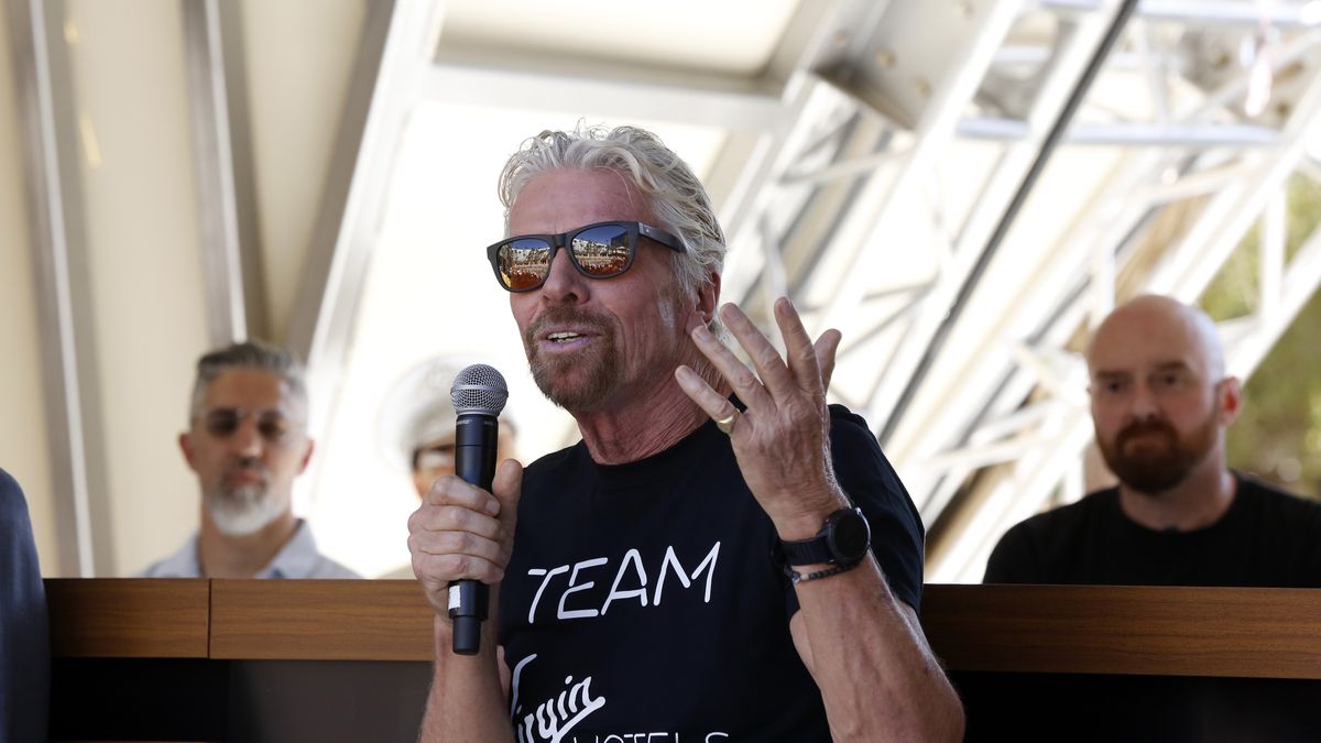 Miliarder Richard Branson sam doszedł do fortuny. Brytyjski przedsiębiorca stoi na czele obejmującej ponad 400 firm Virgin Group