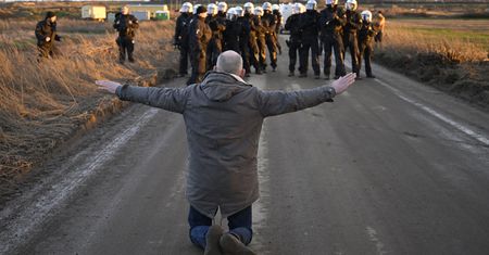 Chcą wyburzyć wioskę i uruchomić kopalnię. Niemieccy aktywiści protestują, może wkroczyć policja