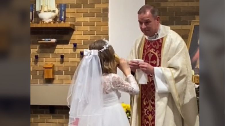 Denerwowała się przed komunią. Siedmiolatka wypiła całe wino mszalne