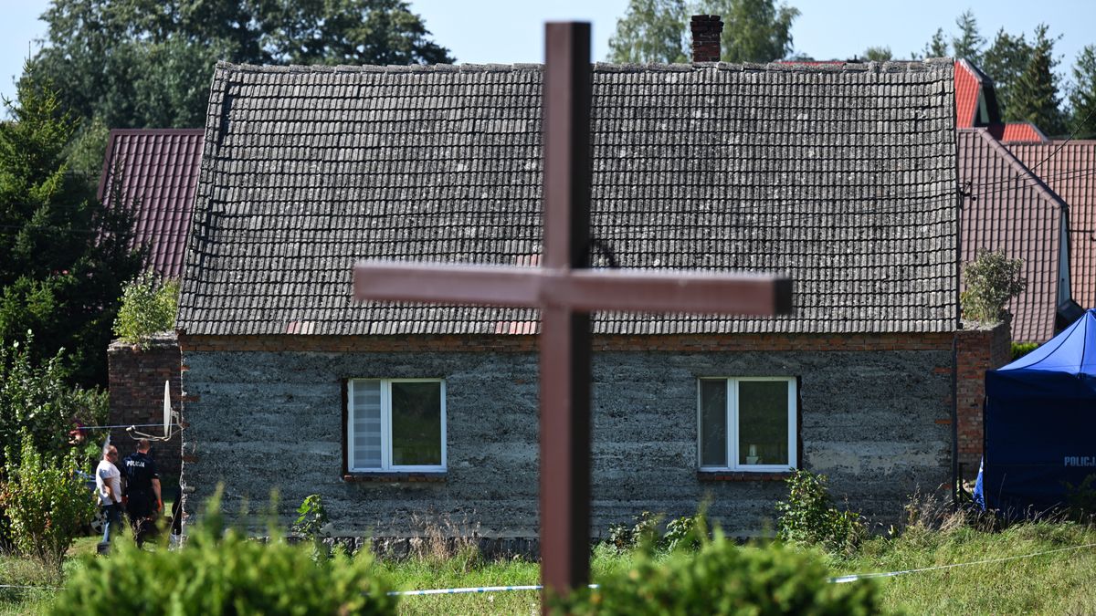 Czerniki (woj. pomorskie), 16.09.2023. Miejsce, w którym odkryto ciała trzech noworodków w piwnicy domu w Czernikach w gminie Stara Kiszewa na Kaszubach, 16 bm. (aldg) PAP/Adam Warżawa*** Zdjęcie do depeszy PAP pt. "Pomorskie/ Zarzuty zabójstwa dla 20-latki z Kaszub; policja odkryła ciało trzeciego noworodka" ***