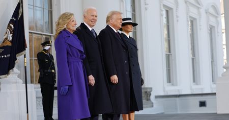 Tradycyjna herbata w Białym Domu. Bidenowie spotkali się z Trumpami