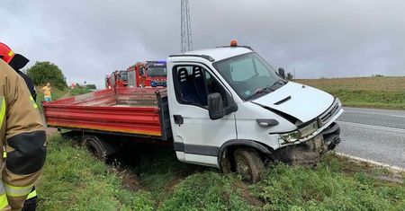 Wypadek w gminie Waśniów. Kierowca wypadł z drogi. Trzy osoby trafiły do szpitala