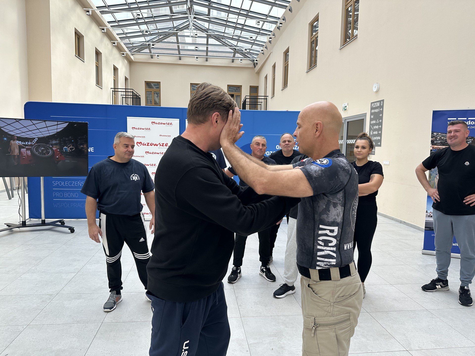 W poniedziałek ratownicy uczyli się podstawowych technik uwolnienia się od agresora, reakcji na próby duszenia.