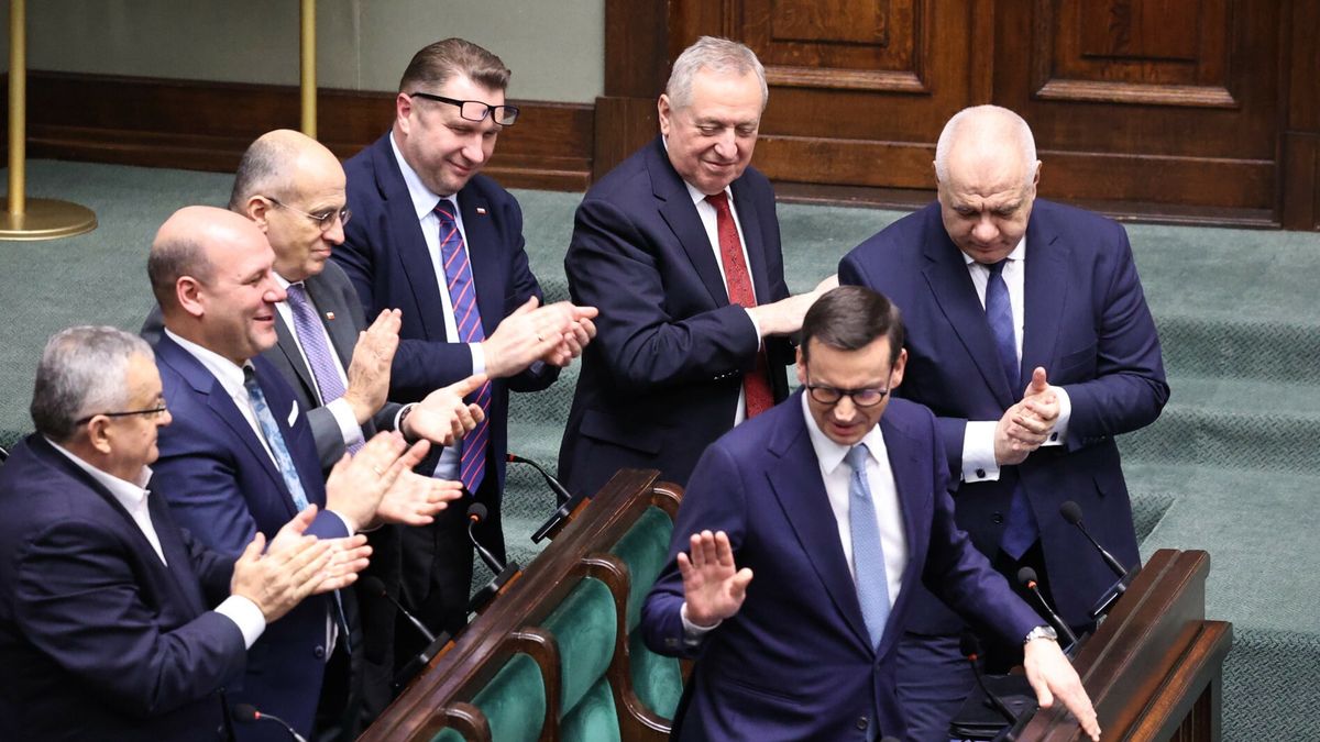 68. posiedzenie Sejmu IX kadencjiFot. Piotr Molecki/East News, Warszawa, 13.12.2022. 68. posiedzenie Sejmu IX kadencji. Wieczorne glosowania oraz debata nad wnioskiem o wyrazenie wotum nieufnosci wobec ministra sprawiedliwosci  Zbigniewa Ziobry.N/z: Andrzej Adamczyk, Szymon Szynkowski vel Sek, Zbigniew Rau, Przemyslaw Czarnek, Henryk Kowalczyk, Jacek Sasin Mateusz MorawieckiPiotr Molecki