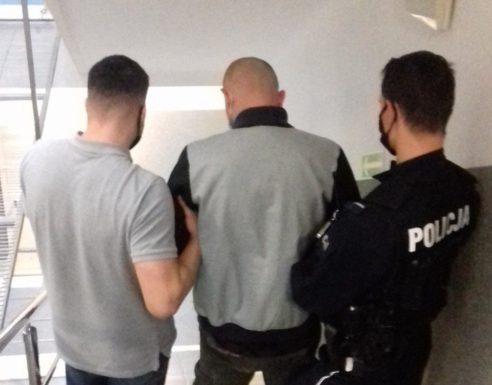 Śląskie. Policjanci z Jastrzębia-Zdroju zatrzymali 22-latka, który znęcał się nad znajomą. 