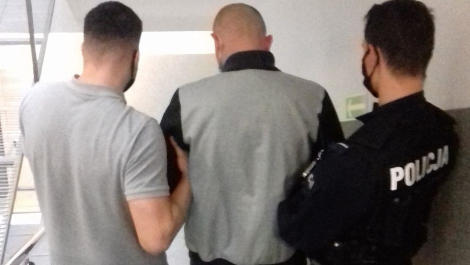 Śląskie. Policjanci z Jastrzębia-Zdroju zatrzymali 22-latka, który znęcał się nad znajomą. 