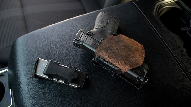 broń pistolet w samochodzie