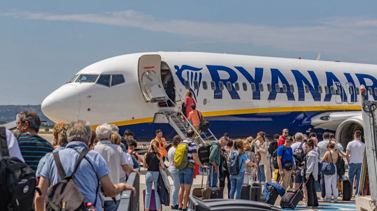 Ryanair wini rządy. Wzywa pasażerów do działania