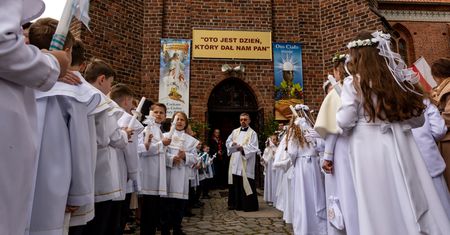 Tak Polacy postrzegają pierwszą komunię. Ta odpowiedź dominuje