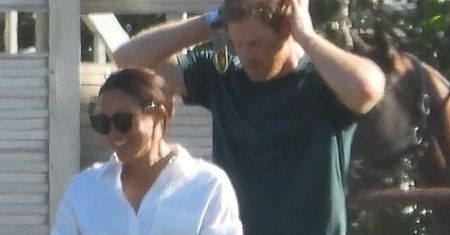Meghan z szerokim uśmiechem. A Harry? "Przyłapali" ich paparazzi