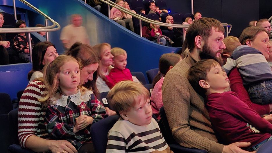 Wielu rodziców wraz ze swoimi maluchami bacznie oglądało spektakl.