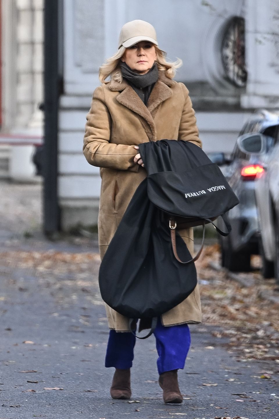 Naturalna Grażyna Torbicka załatwia sprawunki na mieście