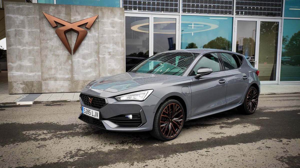 Cupra Leon jest droższą propozycją niż Octavia RS i Golf GTI.