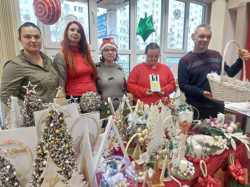 Świąteczne stroiki i ozdoby sprzedali między innymi opiekunowie i uczestnicy Warsztatów Terapii zajęciowej na Ustroniu.