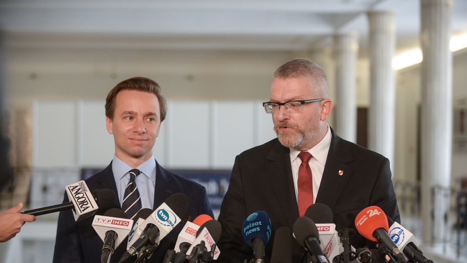 Krzysztof Bosak, Grzegorz Braun
Warszawa, 09.09.2024. Wicemarsza�ek Sejmu Krzysztof Bosak (P) oraz pose� Konfederacji Grzegorz Braun (P) podczas konferencji prasowej pt. "Adam Bodnar do dymisji" w Sejmie w Warszawie, 9 bm. (jm) PAP/Marcin Obara
Marcin Obara
10, 10., kadencja, kadencji, Konfederacja, konferencja, politycy, polityka, portret, prasowa, sejm, sejmie, X, konferencja konferencji, prasowa prasowej