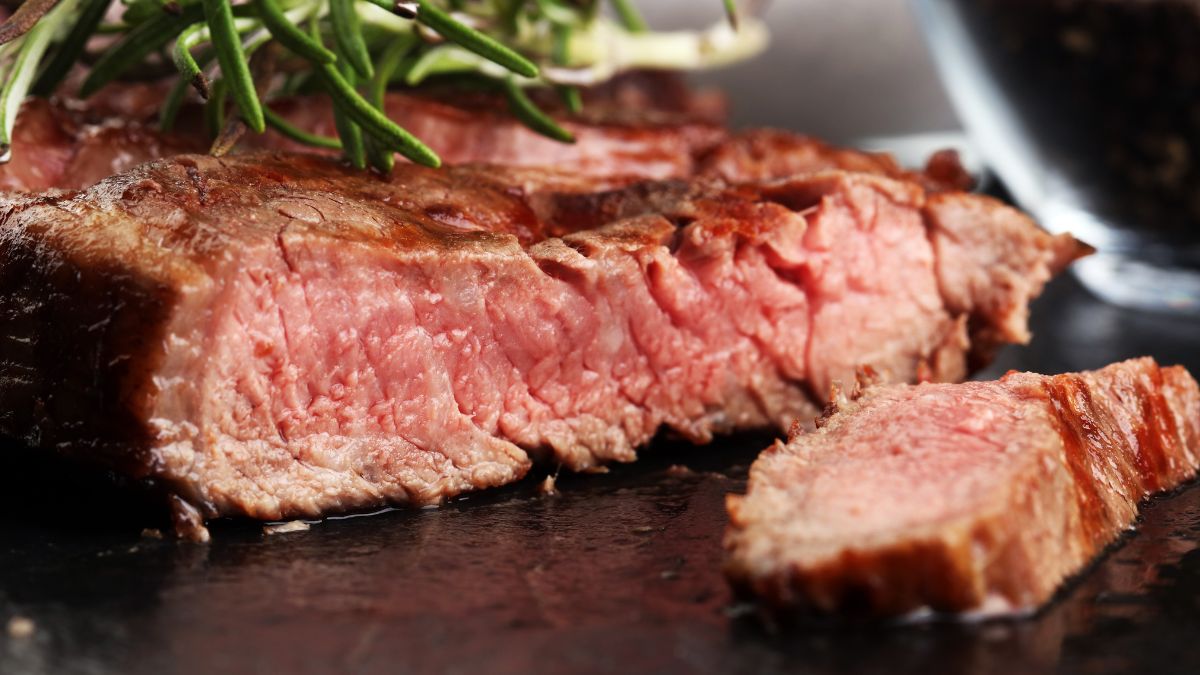 Mięso żubra zawiera dużo białka, żelaza i mało tłuszczu